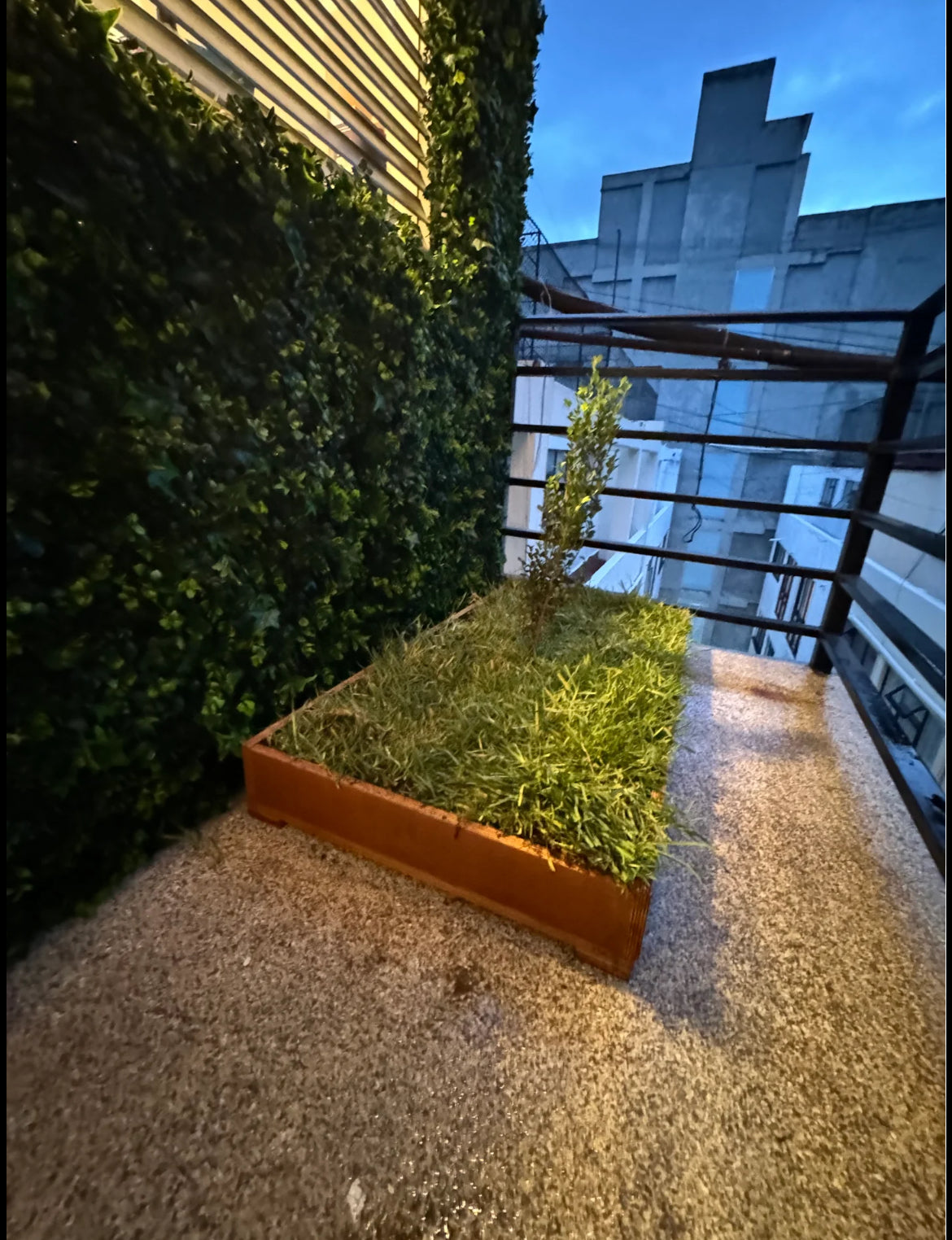 DOGMA LawnBox mantiene tu hogar limpio y sin olores.